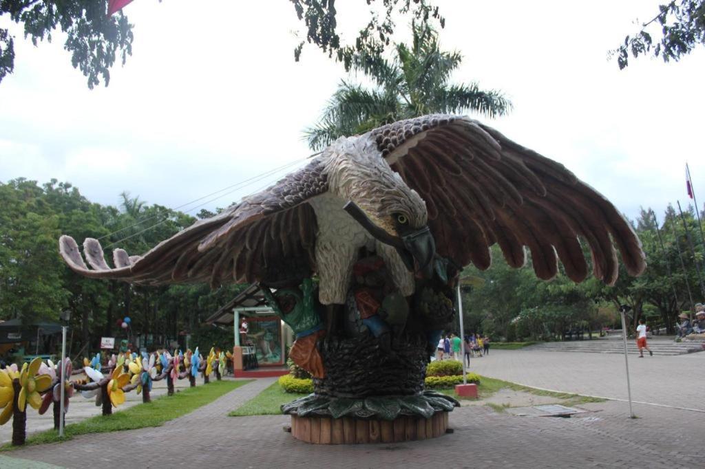 Hotel Marco Polo Davao Exterior foto The Eagle statue at the entrance of the park